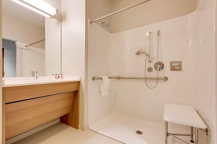 1 Queen Bed (6 of 21)