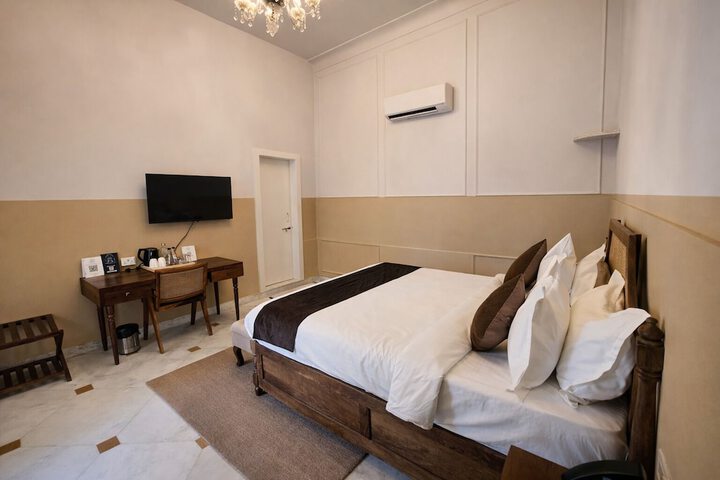 Room 27 of 74