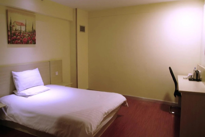 Room 4 of 9