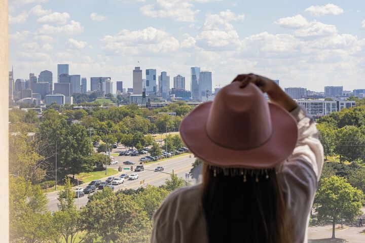 Electric vehicle charging station