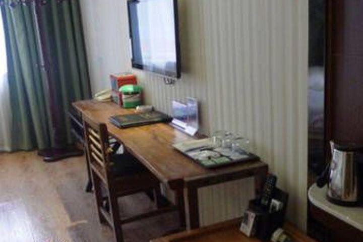 Room 6 of 9