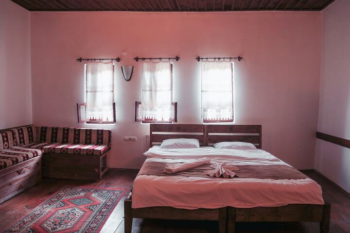 Room 12 of 20