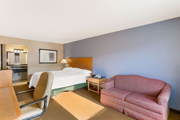 1 King Bed (3 of 8)