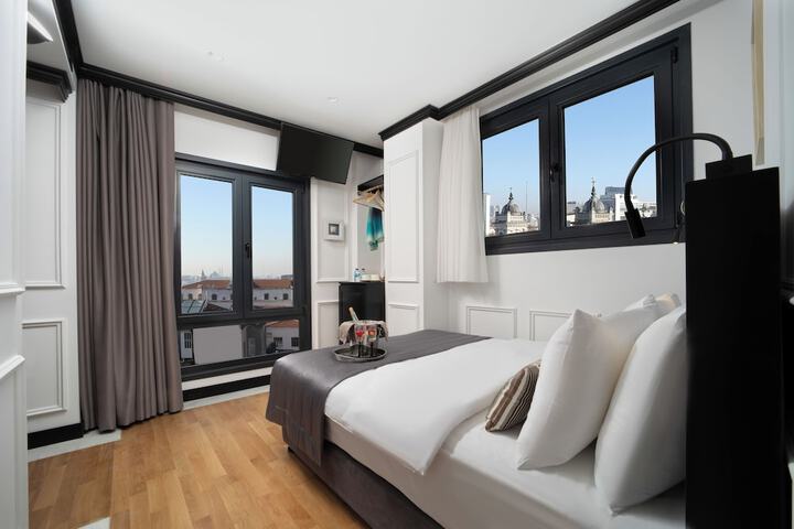 Room 8 of 43