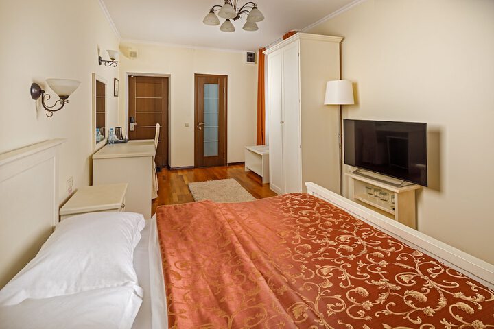Room 4 of 19