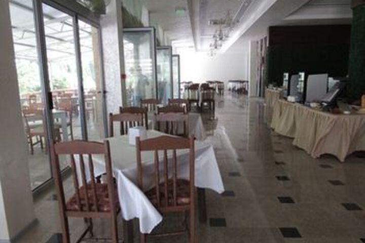 Dining 20 of 24