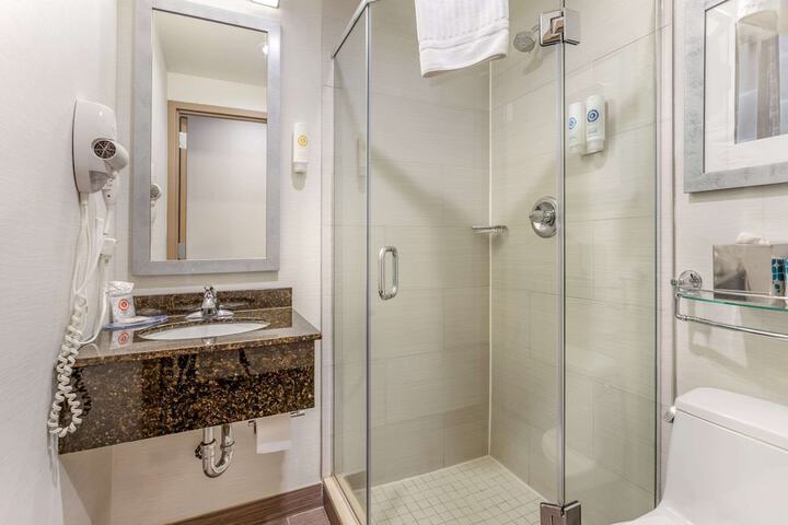 1 Queen Bed Basement Work Desk Refrigerator WiFi Coffee Tea Maker Continental Breakfast (3 of 7)