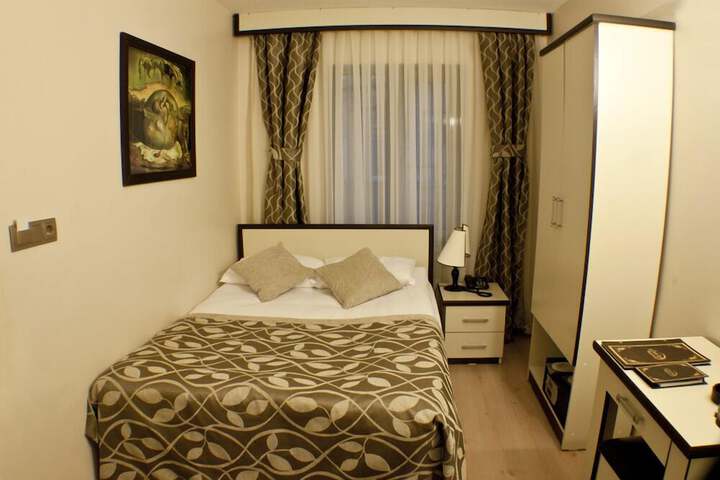Room 8 of 18