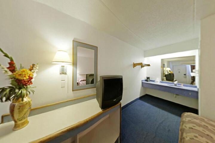 1 King Bed (3 of 4)