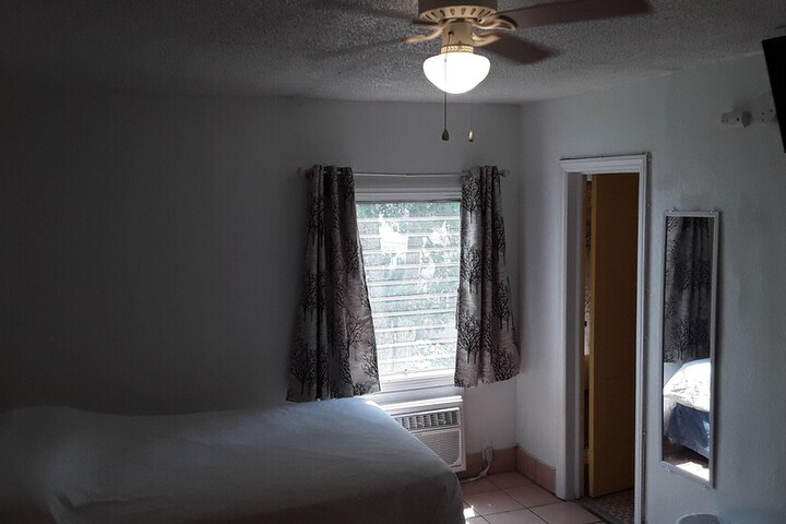 Room 24 of 204