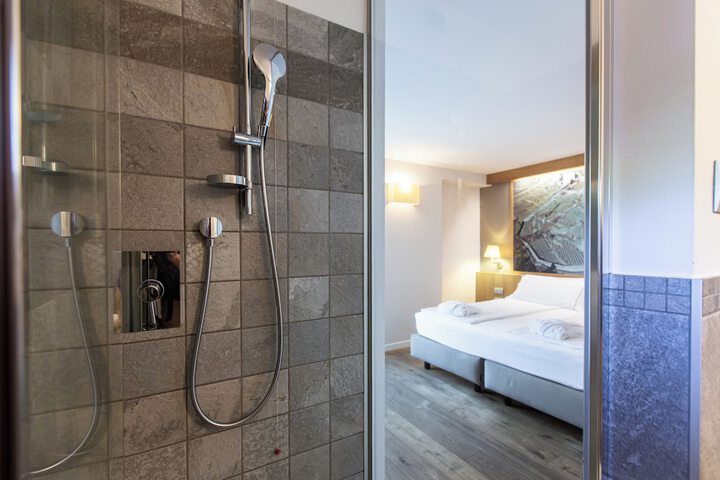 Room 32 of 61