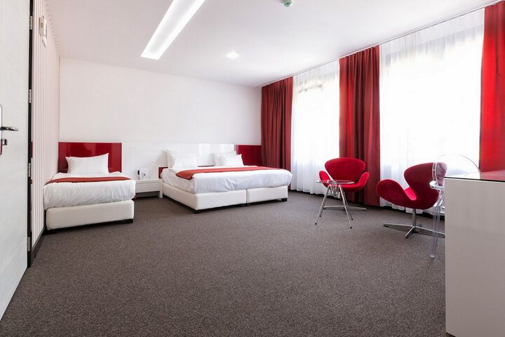 Room 102 of 267