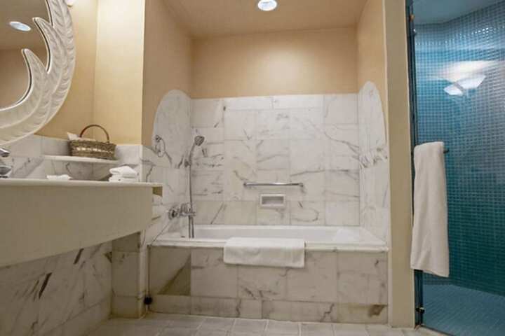 Room 13 of 28