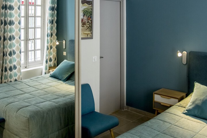 Room 18 of 136