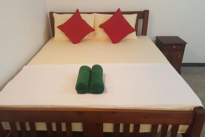 Room 6 of 10