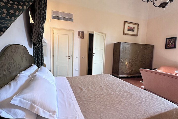 Room 10 of 43