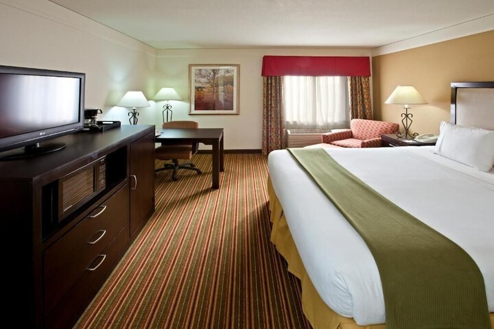 1 King Bed (4 of 6)