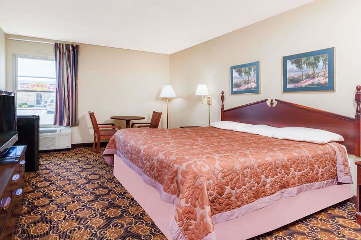 1 King Bed (3 of 12)