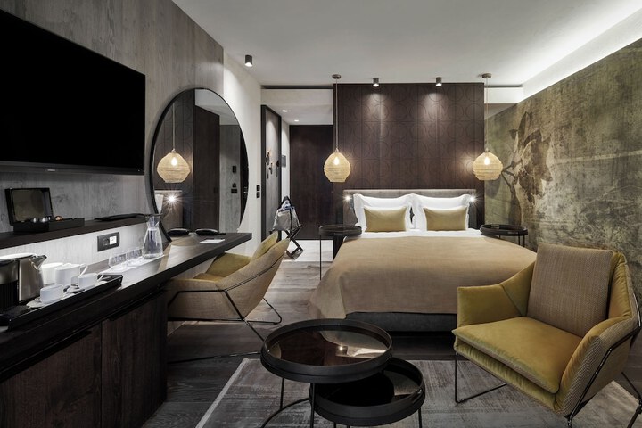 Room 33 of 103