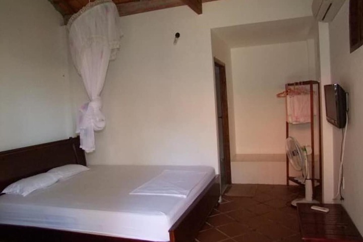 Room 9 of 79