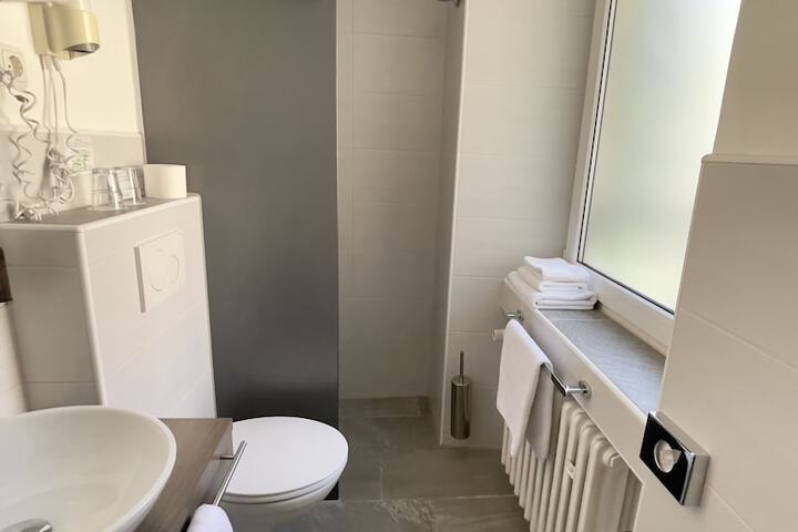 Room 12 of 136