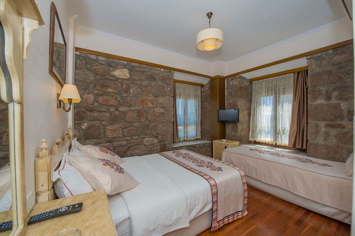 Room 4 of 102