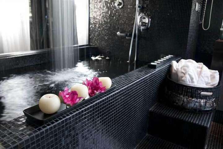 Deep soaking bathtub