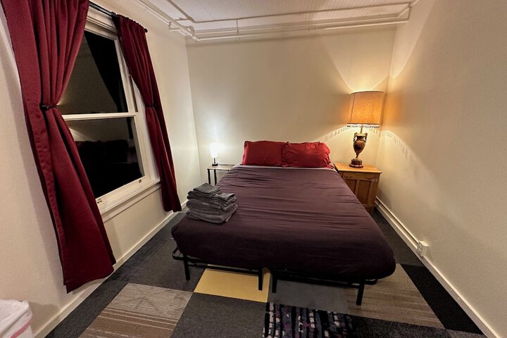 Basic Room 1 Queen Bed Shared Bathroom Upstairs (20 of 22)