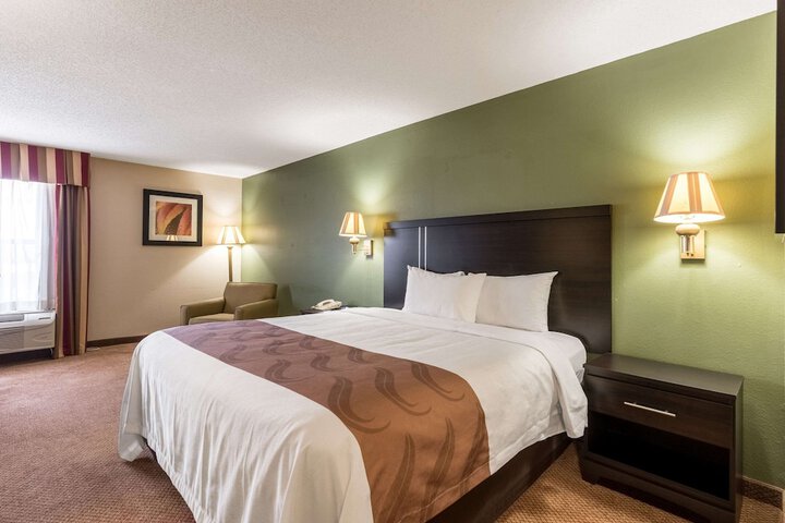 1 King Bed (5 of 6)