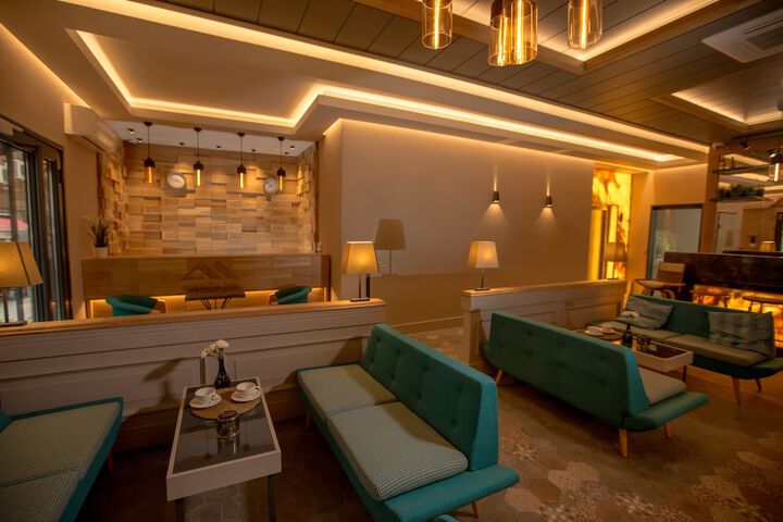 Lounge 29 of 36