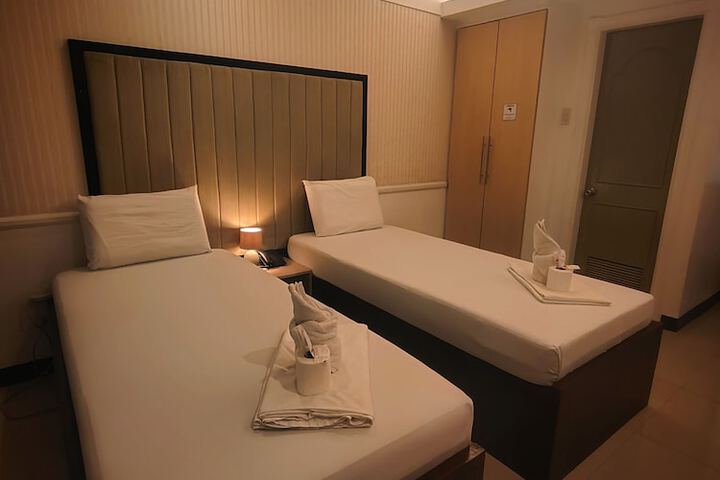 Room 6 of 16