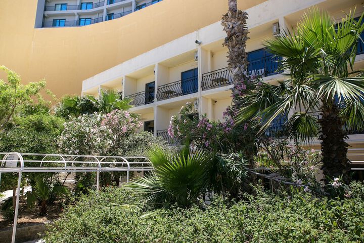 Hotel Exterior 32 of 44