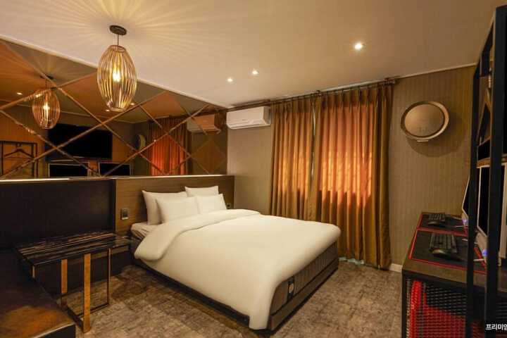 Room 4 of 26