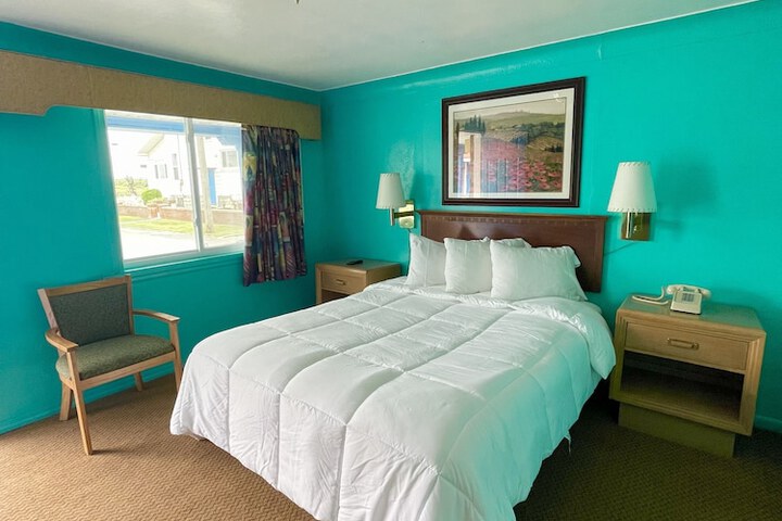 Standard Single Room 1 Queen Bed (5 of 5)