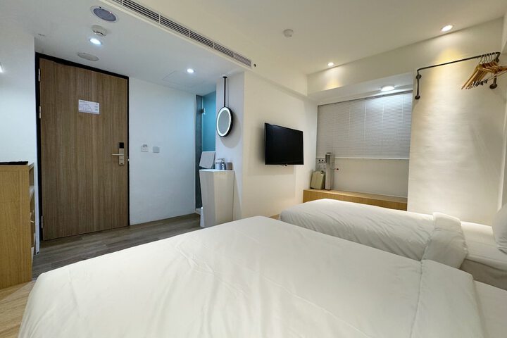 Room 11 of 34