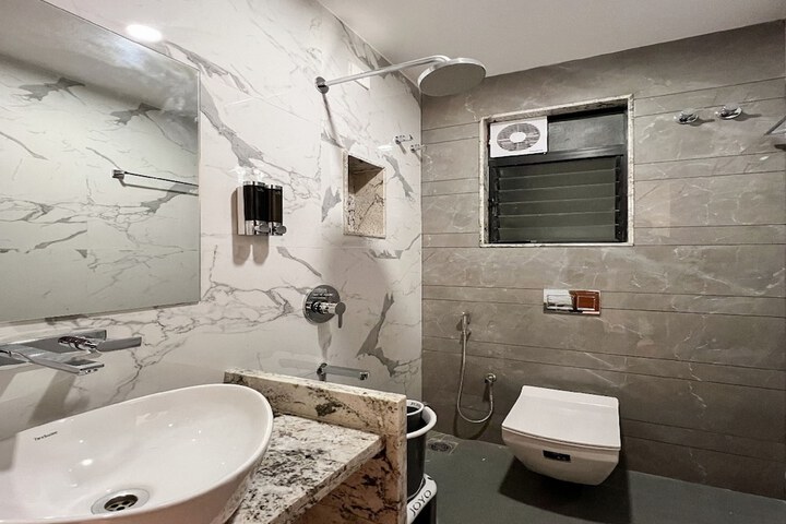 Room 8 of 10