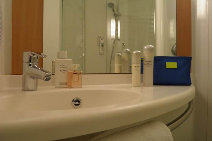 Room 8 of 16