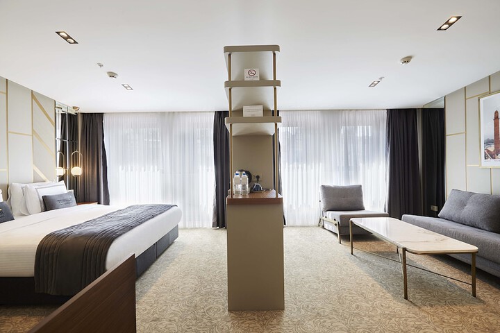 Room 11 of 76