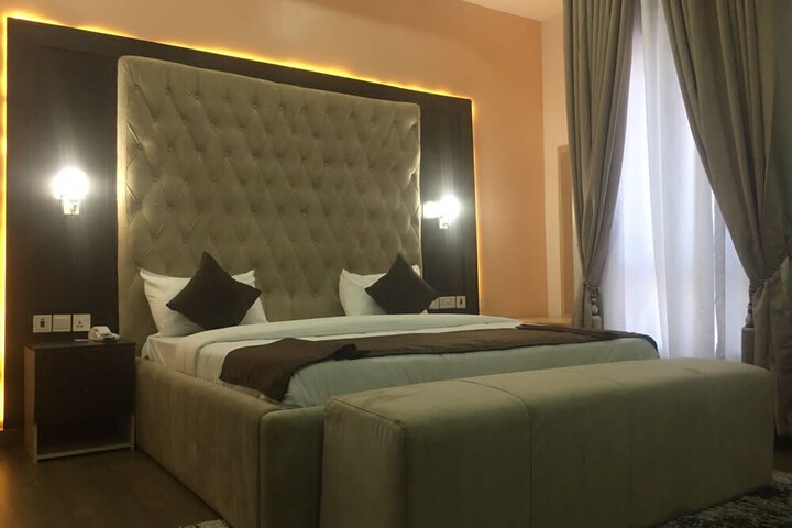 Room 9 of 33