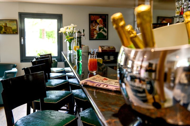 Lounge 26 of 37