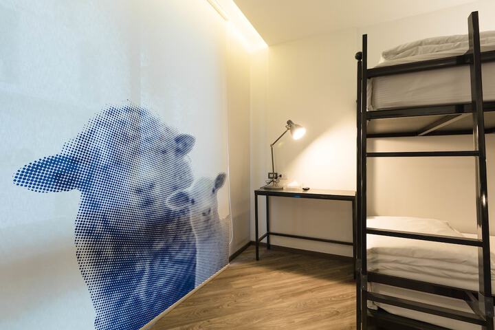 Room 10 of 103