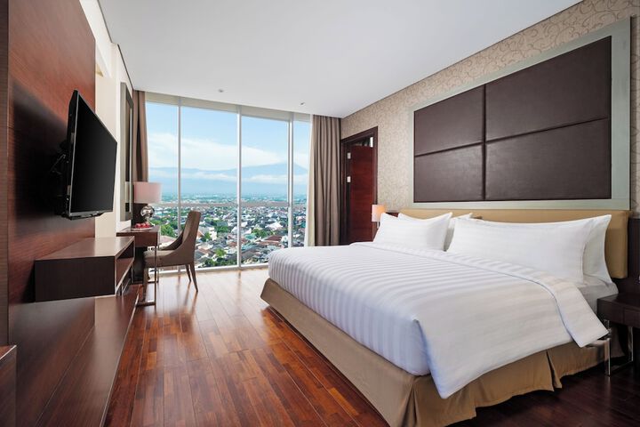 Room 13 of 33