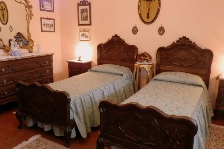 Room 4 of 12