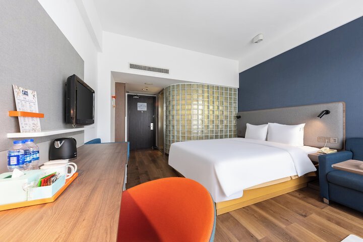 Room 6 of 49