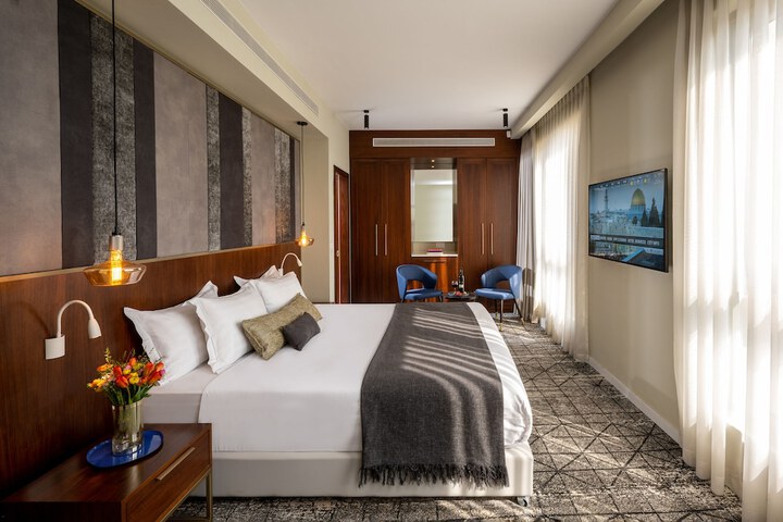 Room 25 of 82