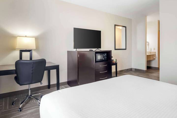 1 Queen Bed Microwave, Refrigerator High Speed Internet Accessible Full Breakfast (5 of 11)