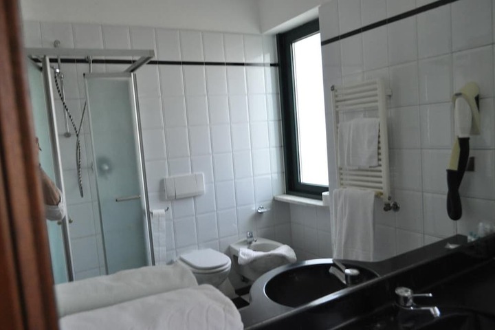 Room 28 of 46