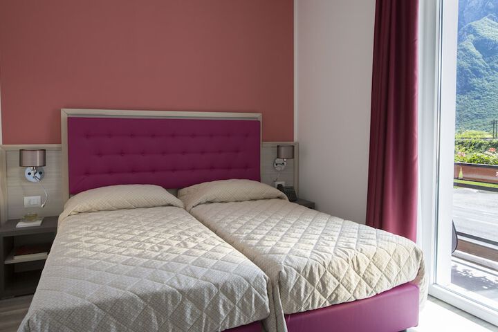 Room 9 of 38