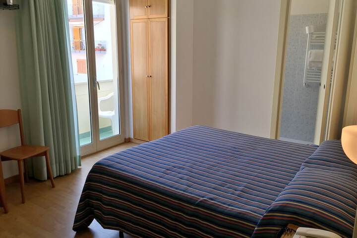 Room 10 of 33