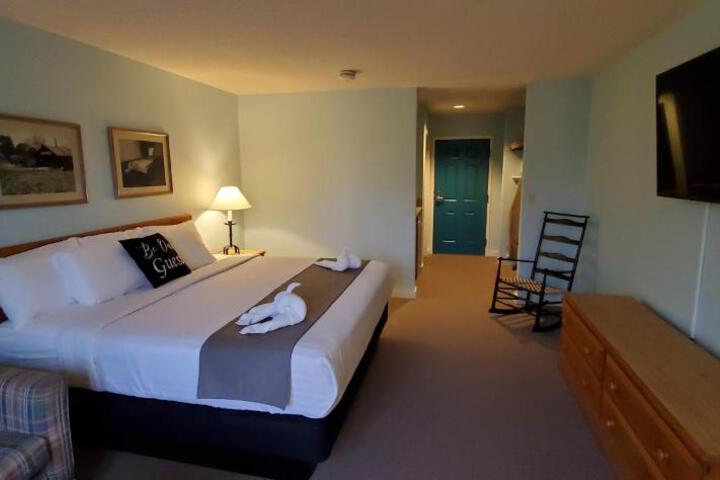 Double Accessible Queen Size Bed (8 of 9)